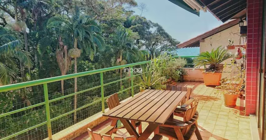 Espetacular cobertura duplex à beira-mar da praia de canasvieiras, florianópolis, com uma vista linda para um por do sol no mar.