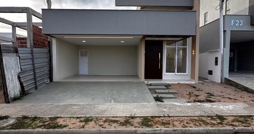 Casa no Condomínio Ecoville 2, Localizada no Bairro
