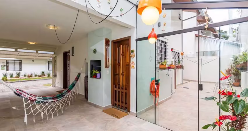 Sobrado triplex em condomínio fechad no bairro ahú - curitiba/pr
