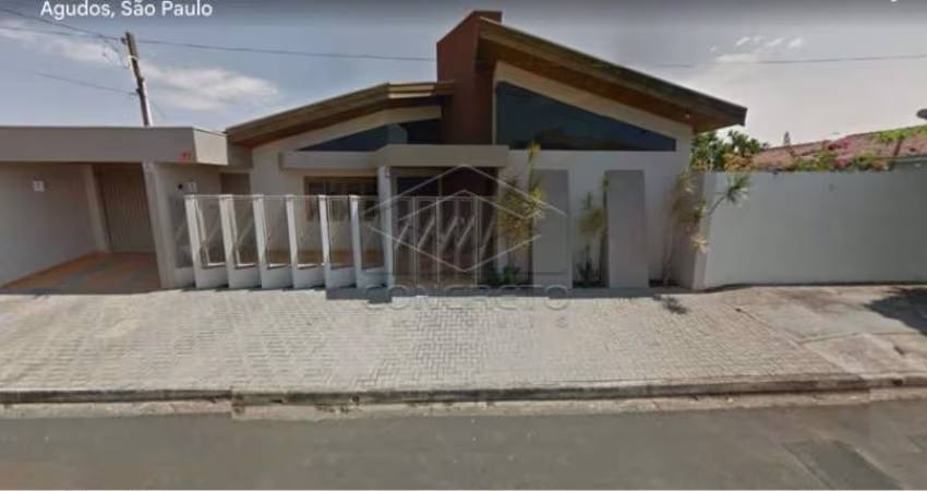 LINDA CASA RECÉM REFORMADA, COM 3 DORMITÓRIOS SENDO 1 SUÍTE E LAZER COMPLETO COM CHURRASQUEIRA E PISCINA. AGUDOS/SP