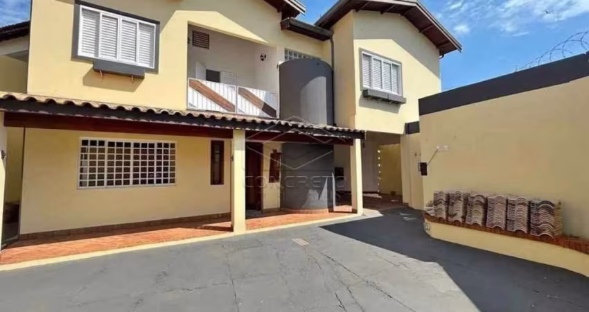 LINDO SOBRADO COM EXCELENTE LOCALIZAÇÃO