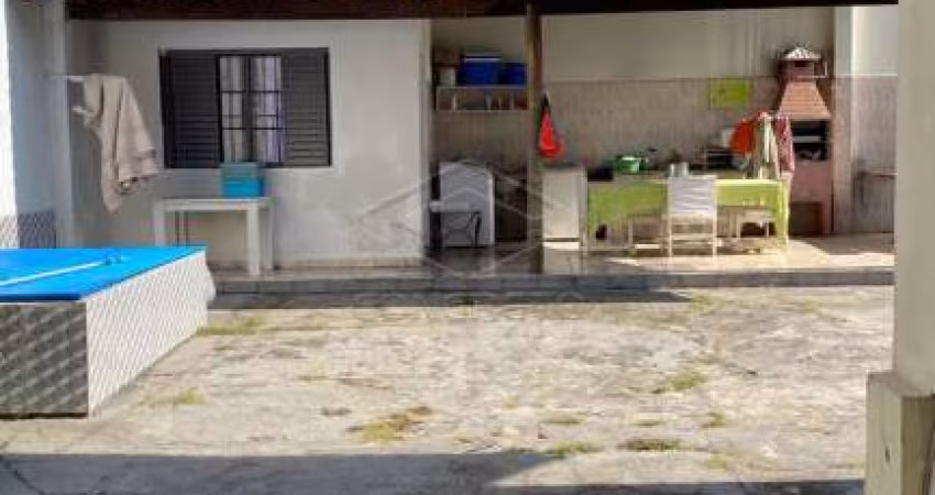 CASA AMPLA COM PISCINA