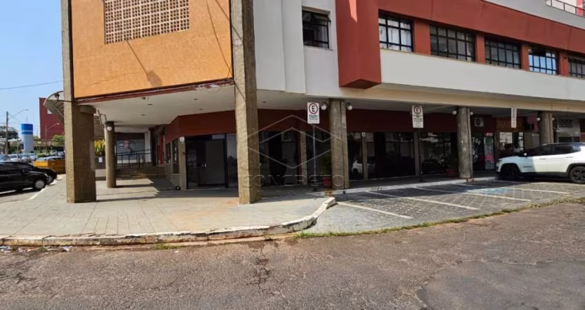 LOJA DE ESQUINA COM VITRINE