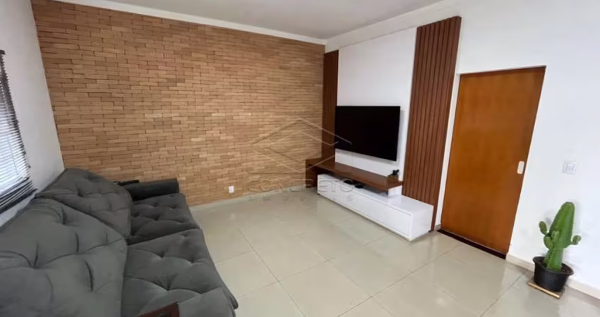 LINDA CASA TERREA COM ESPAÇO GOURMET NO JARDIM CAROLINA