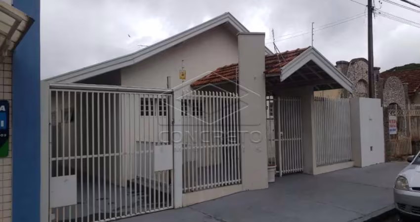 ÓTIMA CASA COMERCIAL AO LADO DA PRAÇA DAS CEREJEIRAS!