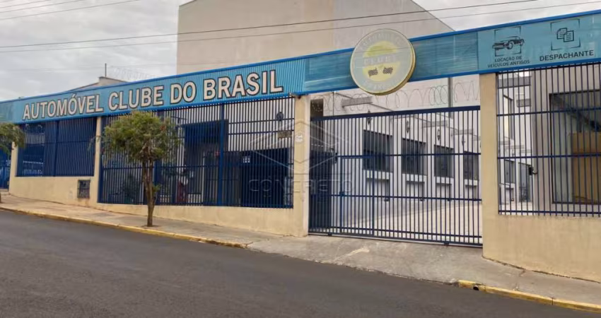 PRÉDIO COMERCIAL COM LOJAS