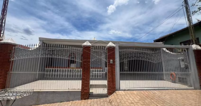 RESIDÊNCIA COM ÁREA DE LAZER COM PISCINA - JD. MARAMBÁ