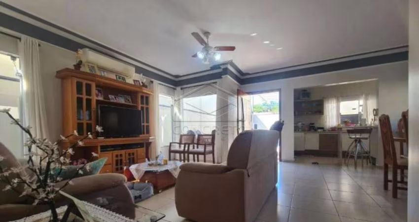Excelente residência com 03 dormitórios - JD Colonial