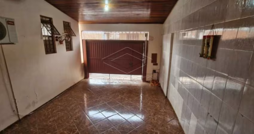 Casa com 03 dormitórios - Próxima ao Confiança Rodoviária