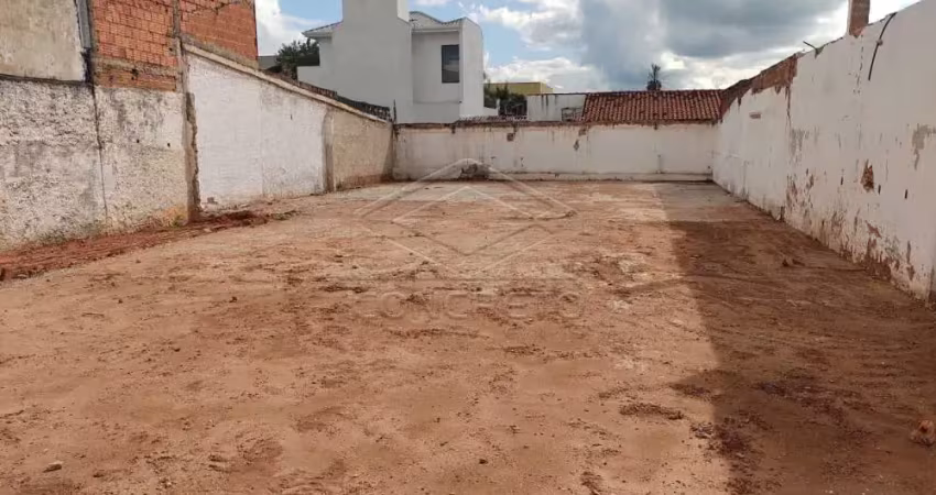 EXCELENTE TERRENO PLANO E ENCAIXADO, PERFEITO PARA BARRACÃO OU RESIDÊNCIA!