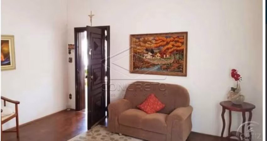 Residência com 04 dormitórios, sendo 03 súites e edícula com piscina.