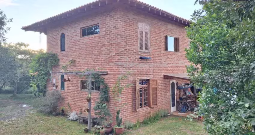Sobrado, com lareira, forno a lenha, quartos amplos e ventilados, um deles com ofurô