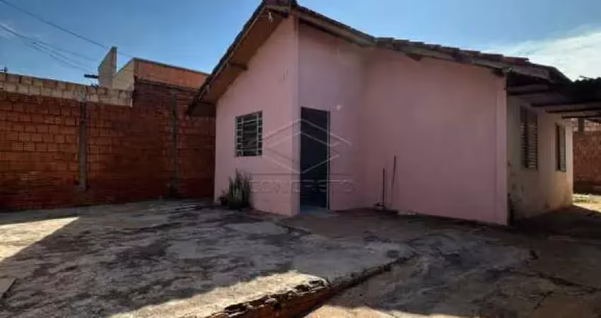 Aconchegante casa com 2 dormitórios e quintal amplo