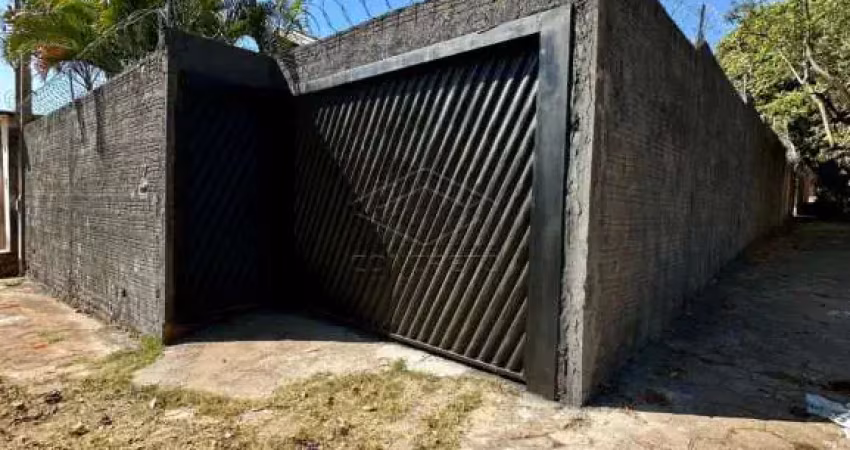 Linda casa com 2 dormitórios, sendo 1 suíte, e amplo quintal