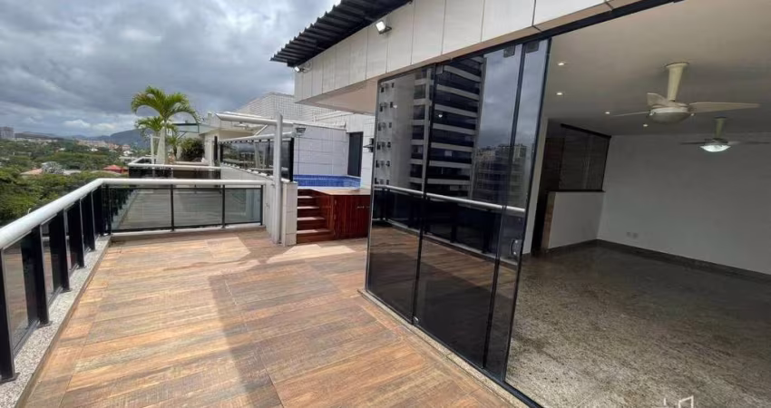Quatro Paredes vende - Barra da Tijuca no condomínio  Waterways - Excelente cobertura duplex 3 qts sendo 1 suíte com closed, 225m2, dependência de emp