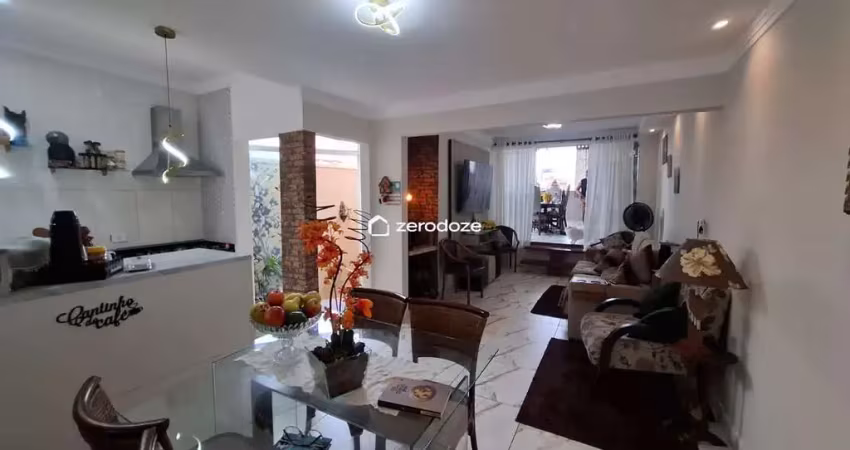 Casa ~145m², 2 vagas, suíte c/closet, cozinha planejada, área gourmet.
