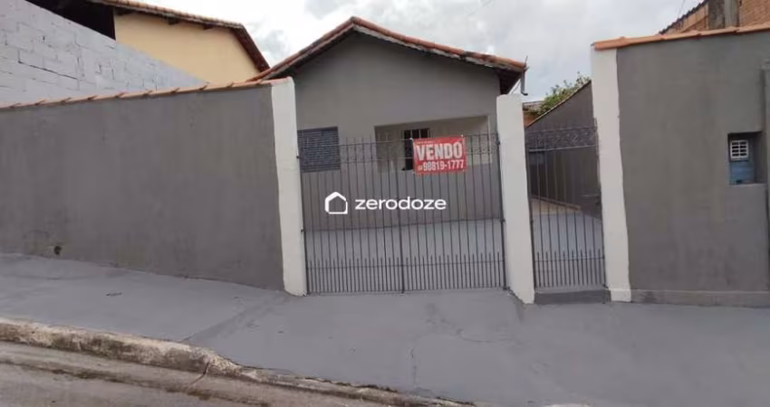 Casa 130m² (250m² terr.), 2qt, copa-cozinha, 2 cômodos c/WC, 2 vagas.