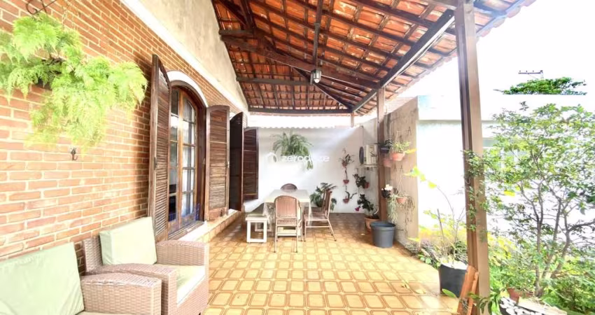 Imóvel com casa principal e edicula com 3 quartos.