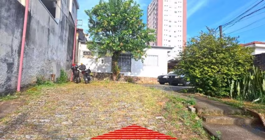 Terreno com Quatro Casas.