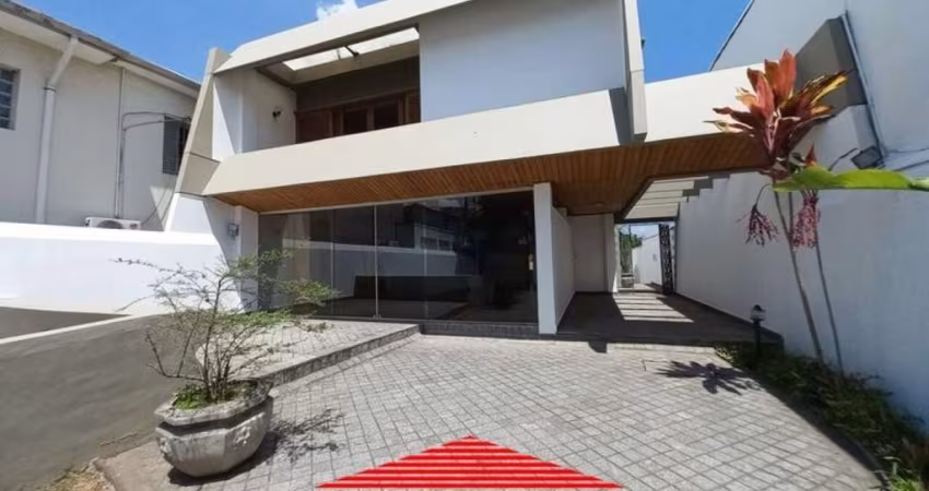 Linda casa em localização privilegiada!