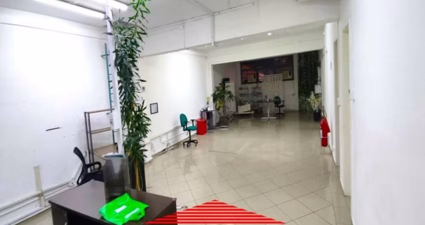 Industria com 388 m², dois pisos, três vagas.
