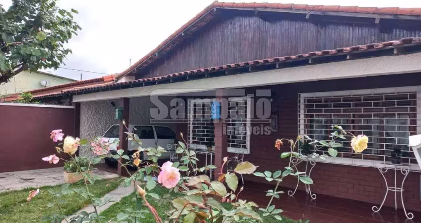 Casa linear com 2 quartos, com amplo quintal e piscina, em campo grande