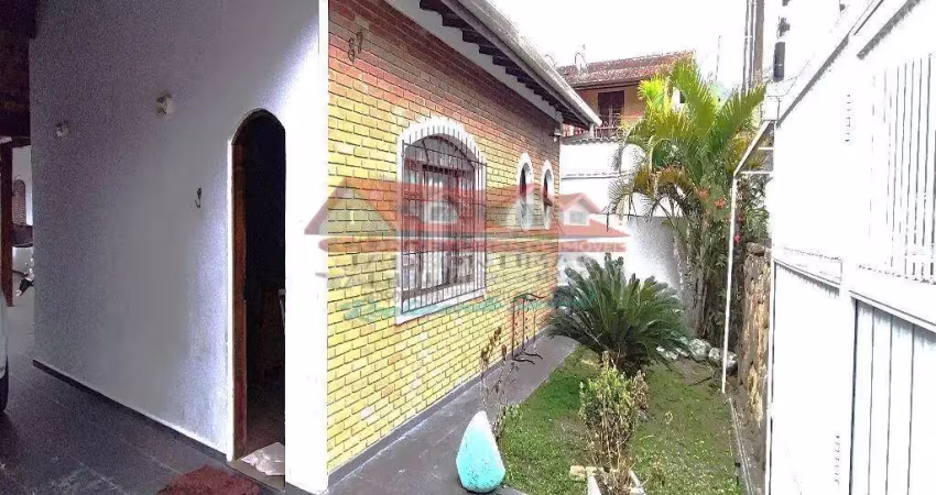 Casa térrea com 03 dormitórios na Martim de Sá - 400 metros da praia