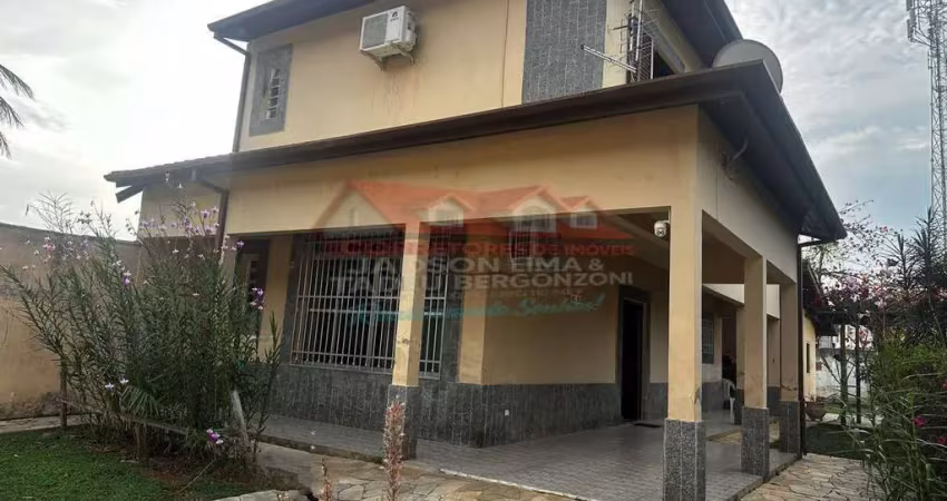 Sobrado na enseada, dispondo de três dormitórios, sendo um suíte master!