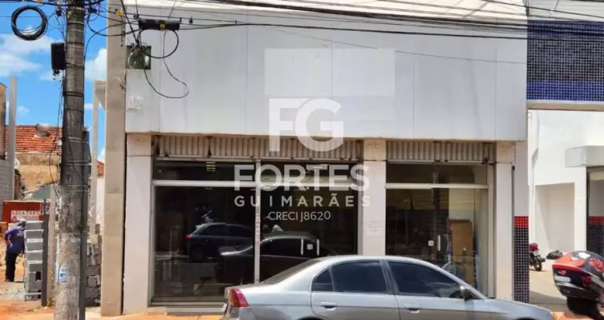 Salão comercial com 300m² sendo área principal em vão livre e fachada com vitrine, na avenida da saudade;