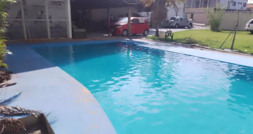 Casa 2 Pavimentos à Venda com Piscina e Quintal Enorme, a poucos minutos da Praça da Bíblia por R$600.000