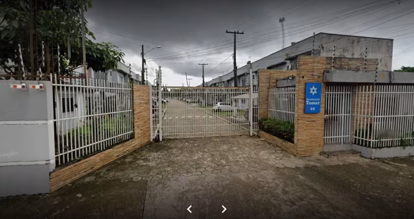 Alugo casa de 2 quartos com suíte condomínio fechado