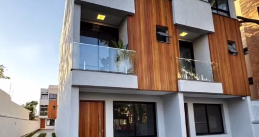 Casa em condomínio 03 suítes, pátio com churrasqueira, sacada e 2 vagas de garagem no bairro Tristeza | Zona Sul de Porto Alegre.
