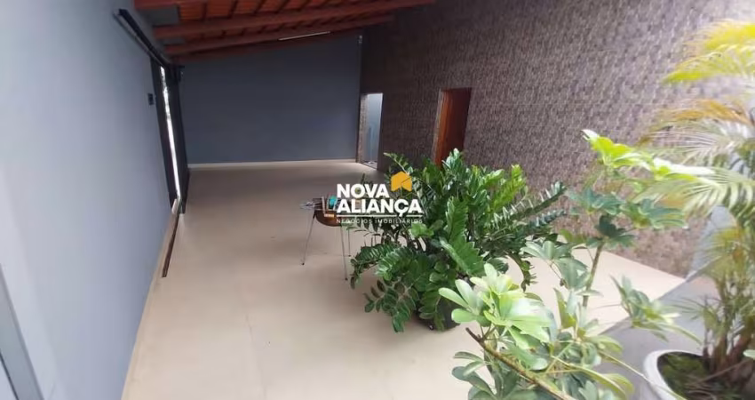 Casa muito bem conservada, com 3 quartos, sendo 1 suíte