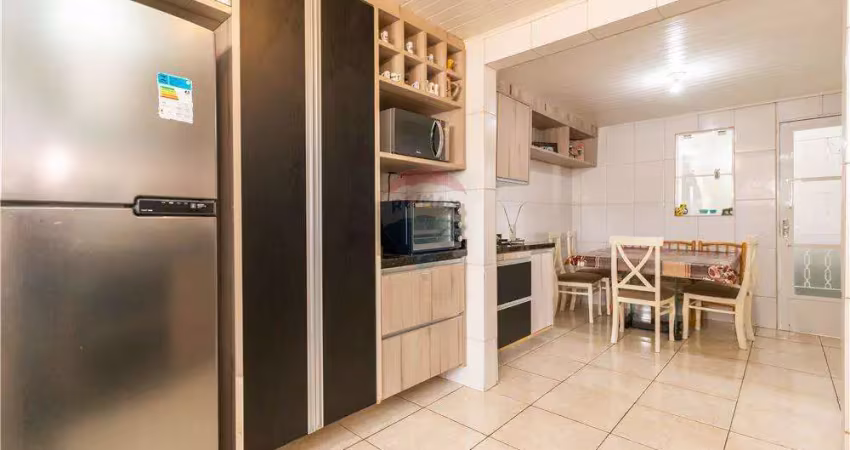 Casa com 3 quartos, 2 banheiros, churrasqueira, vaga para 8 carros e com terreno para  construir valor R$376.000,00  Guarani, Colombo