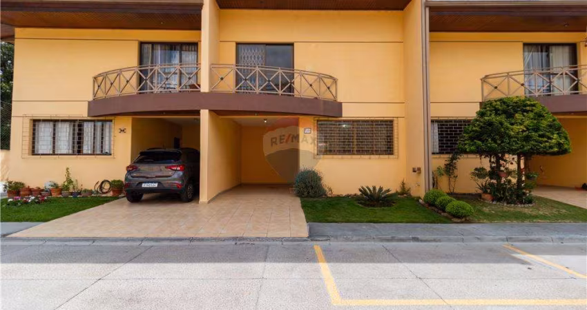 Sobrado para venda em Bacacheri de 138.00m² com 3 Quartos, 1 Suite e 2 Garagens