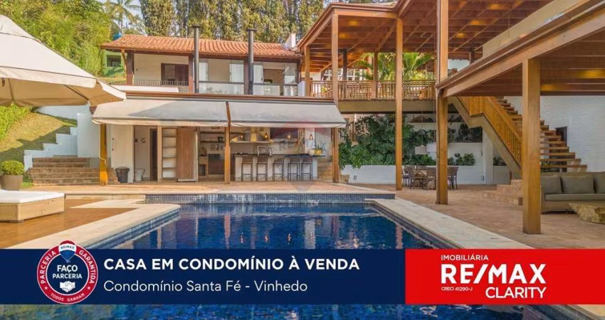 Vende-se casa mobiliada:  6 suítes, quadra de tênis, de futebol, piscina, gourmet. Espaço, charme e sofisticação.