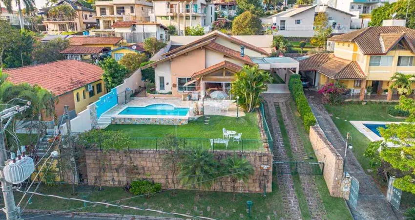 Vende-se casa  térrea, com 3 suítes, piscina, sauna e  escritório no condomínio Marambaia - Vinhedo.