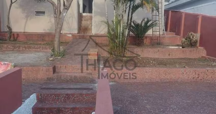 Excelente e espaçosa casa à venda na Vila Formosa, de 330m², tem área externa arborizada, com 3 dor