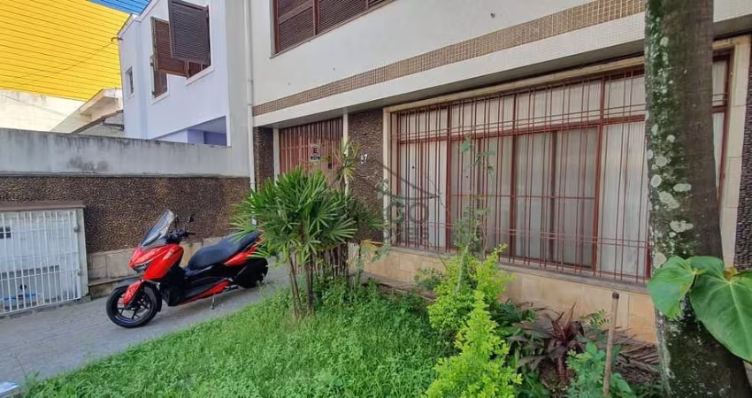 Excelente casa sobrado à venda no Tatuapé, de 268m², com 5 dormitórios, dividido pela parte superio