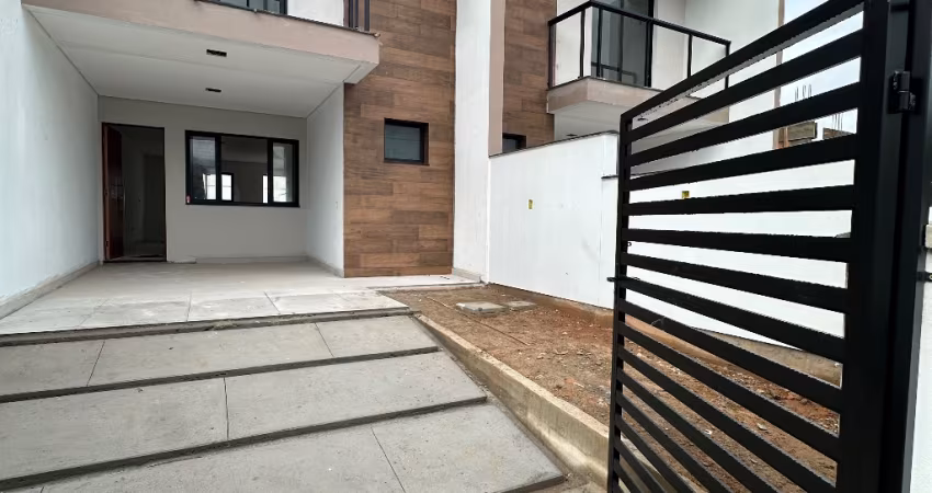 Amplo sobrado com 2 suítes em São José