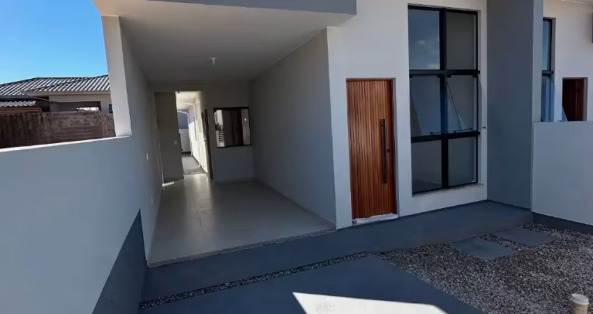 Linda casa com 3 quartos, sendo 1 suíte, com pé direito alto que dá mais charme e amplitude aos ambientes.