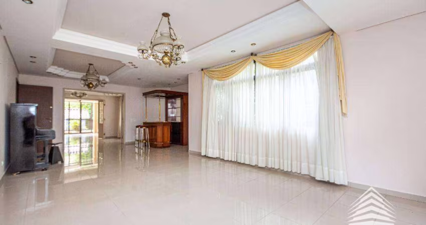 Casa em condomínio no Bigorrilho 5 quartos, suíte master com hidromassagem, espaço gourmet, lareira, cozinha integrada e fácil acesso ao comércio.
