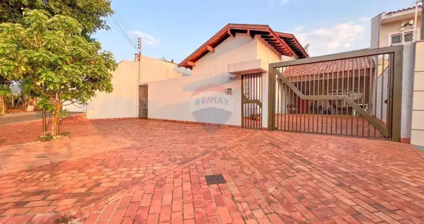 Casa Térrea com 260m² de construção e 600m² de Terreno com 2 suítes sendo uma com hidromassagem