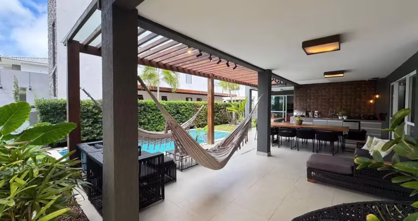 Casa à venda em condomínio fechado  – alto padrão e pronta para morar!