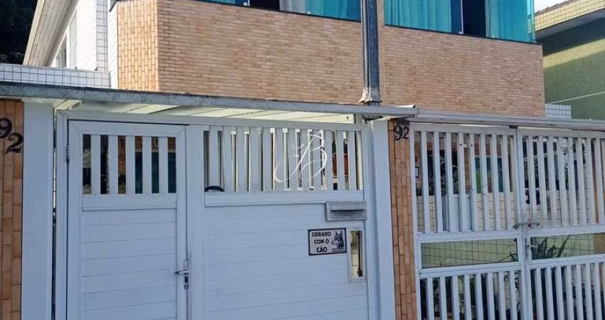 Casa sobreposta baixa de 03 dormitórios a venda em Santos na Vila Belmiro.