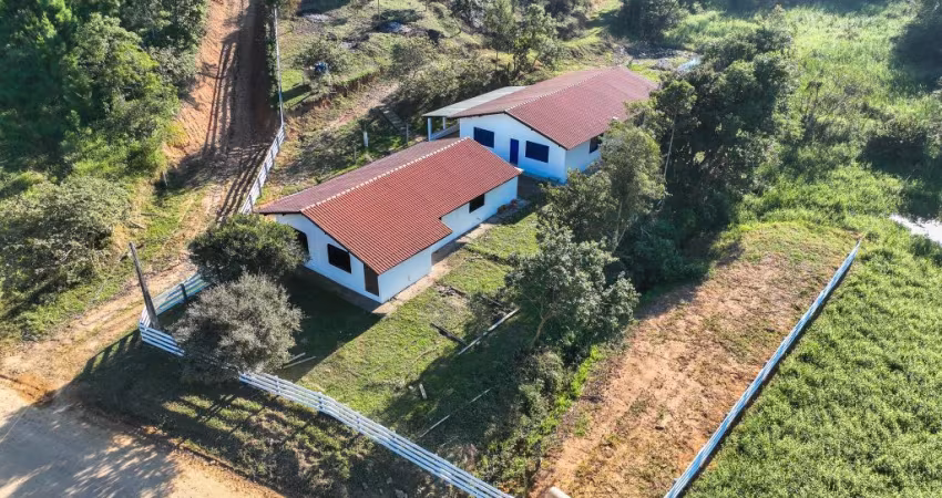ACEITA PERMUTA - Lindo Sítio com 33 mil m2 de área e 300m2 construídos