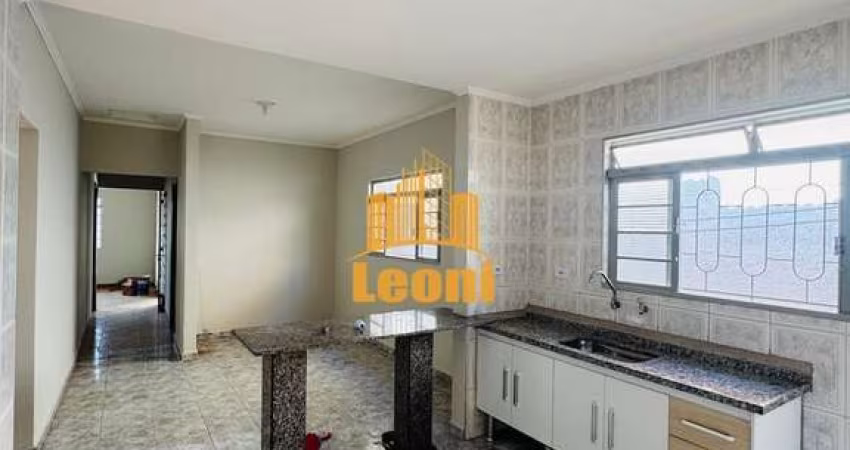Casa 3 quartos com sala de jantar/cozinha além de um grande terreno