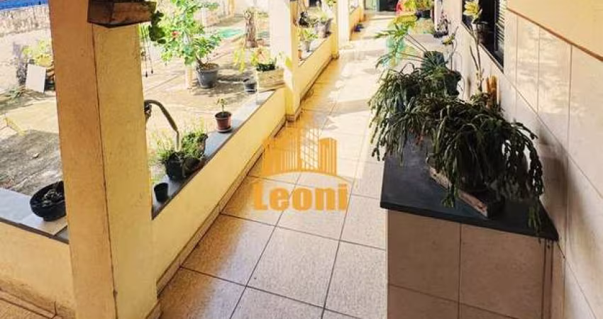 Casa 2 quartos incluso um comércio, toda avarandada com grande quintal