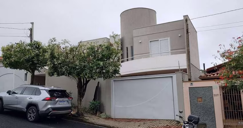 Sobrado com belíssima arquitetura, 3 quartos, 1 suíte, piscina e academia