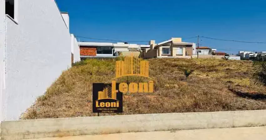 Terreno com belas construções em volta no monte verde